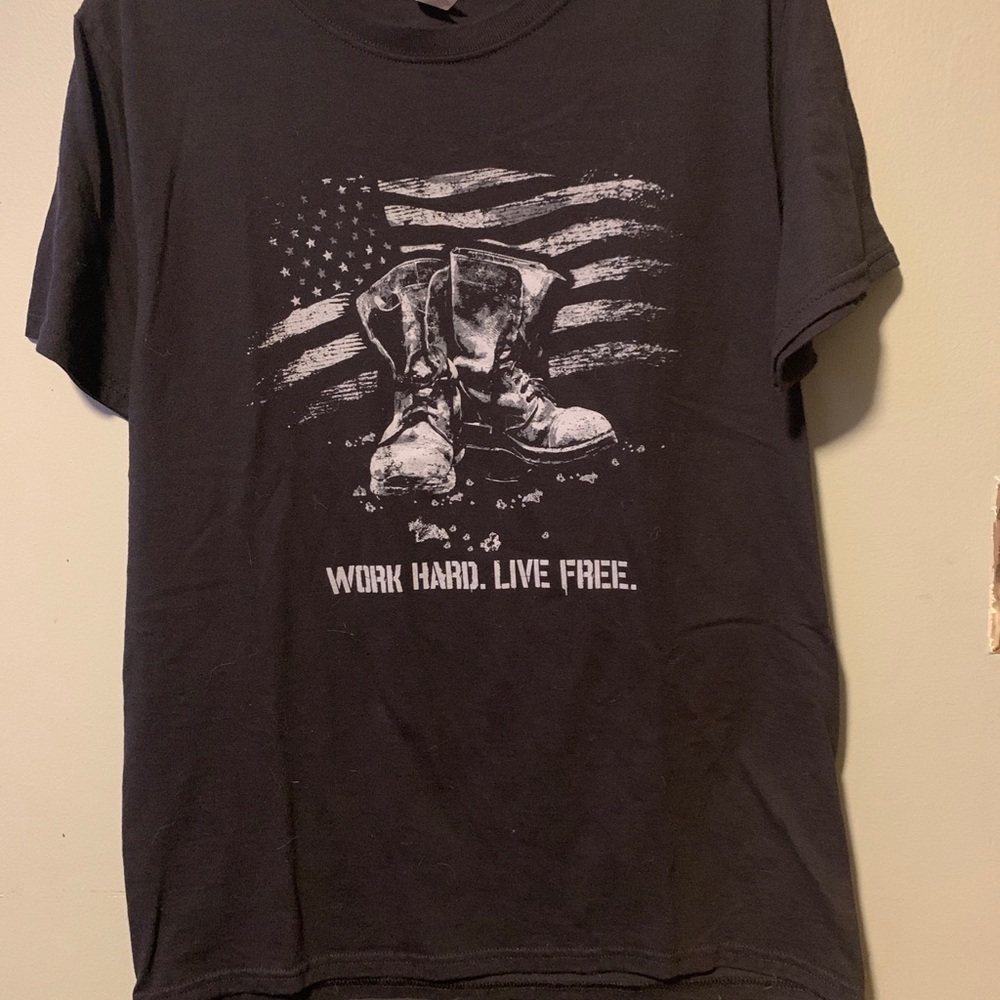 Jerzees Mens M Black Graphic Short Sleeve T-Shirt Work Hard Live Free Boots Flag